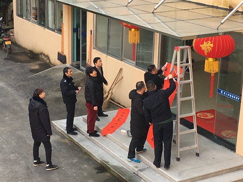 貼春聯(lián)金先華攝_副本.jpg